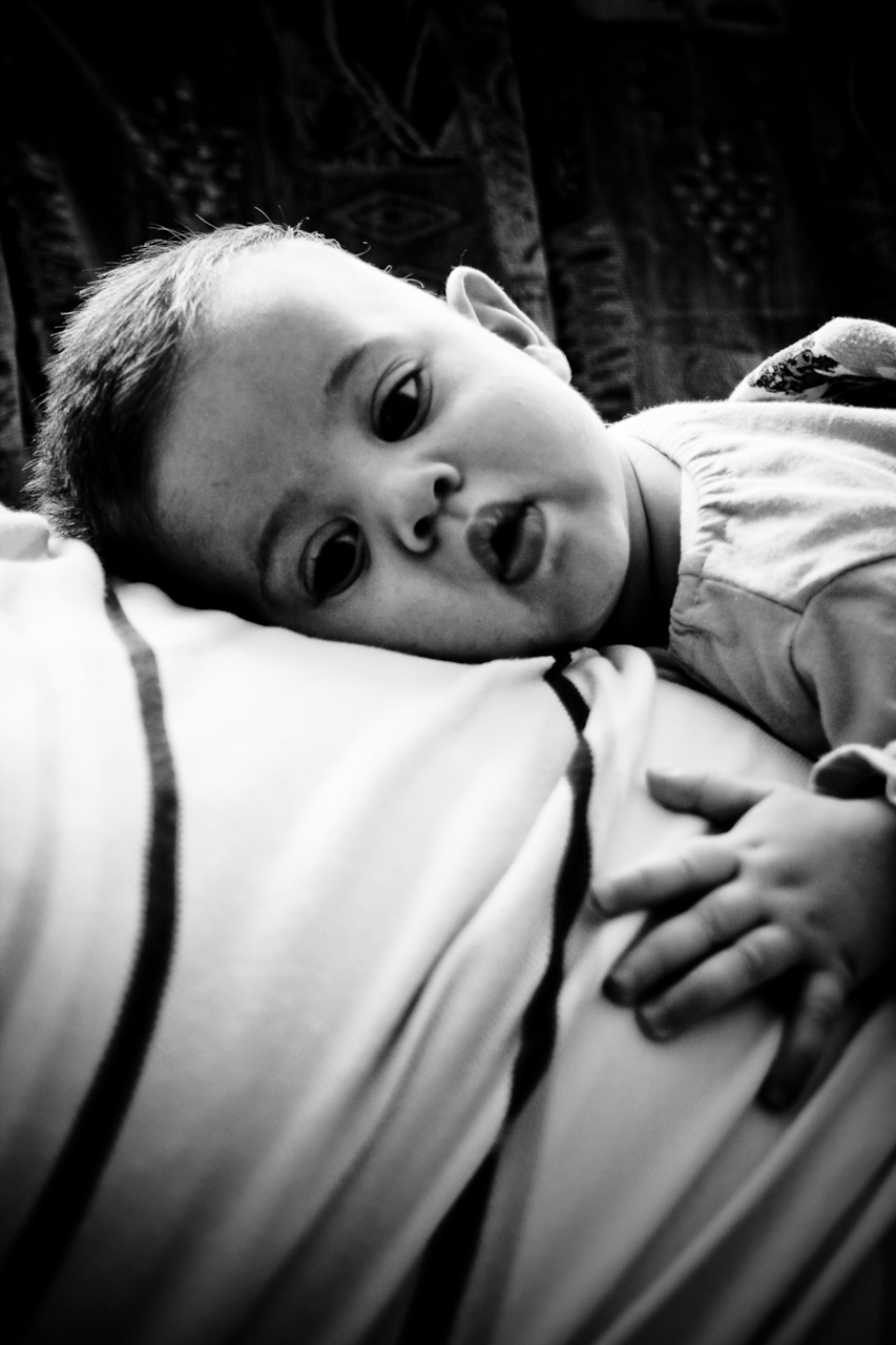 Baby liegt auf dem Bauch des Vaters